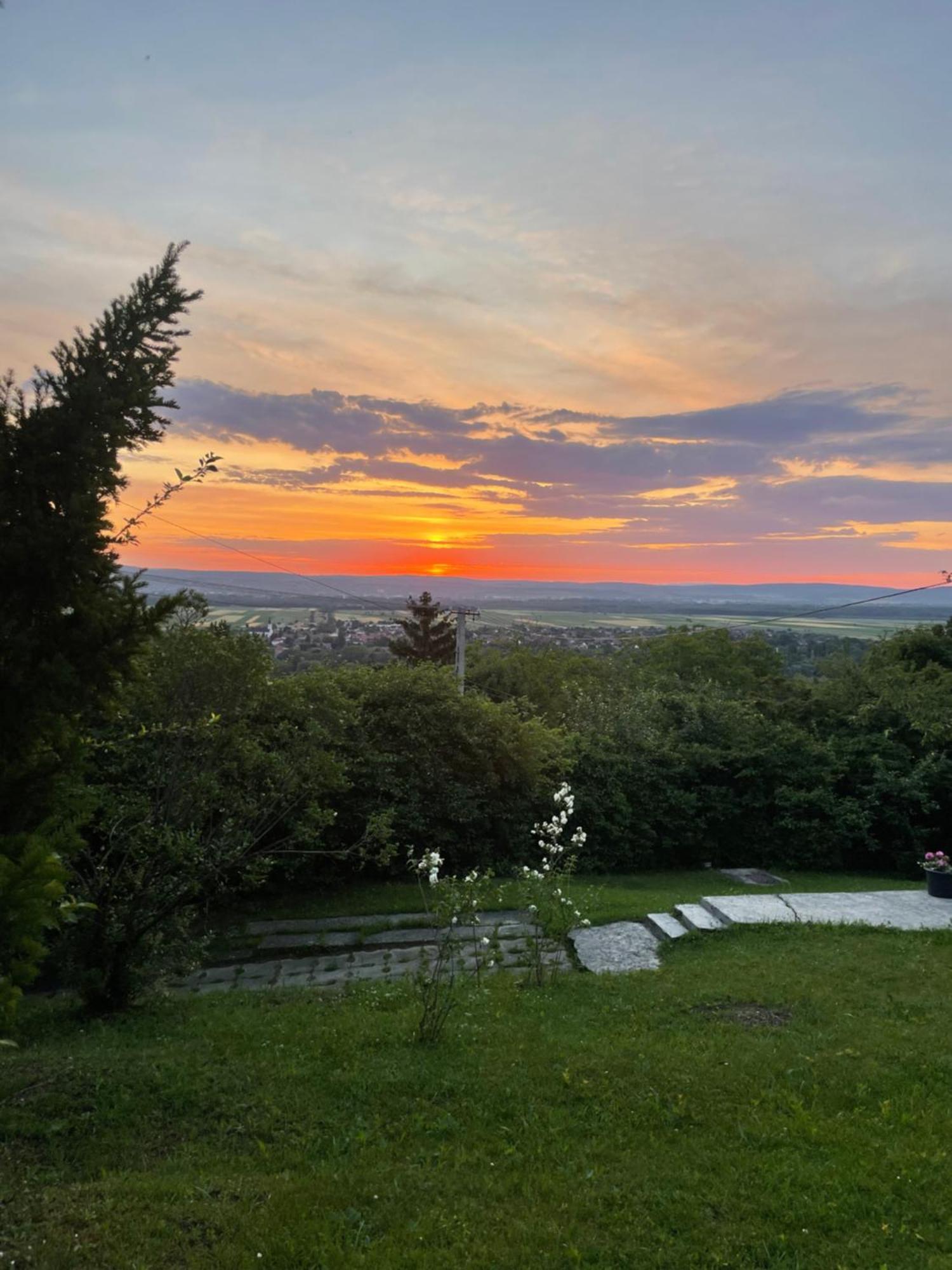 הוילה Tahitófalu Panorama Nyaralo מראה חיצוני תמונה